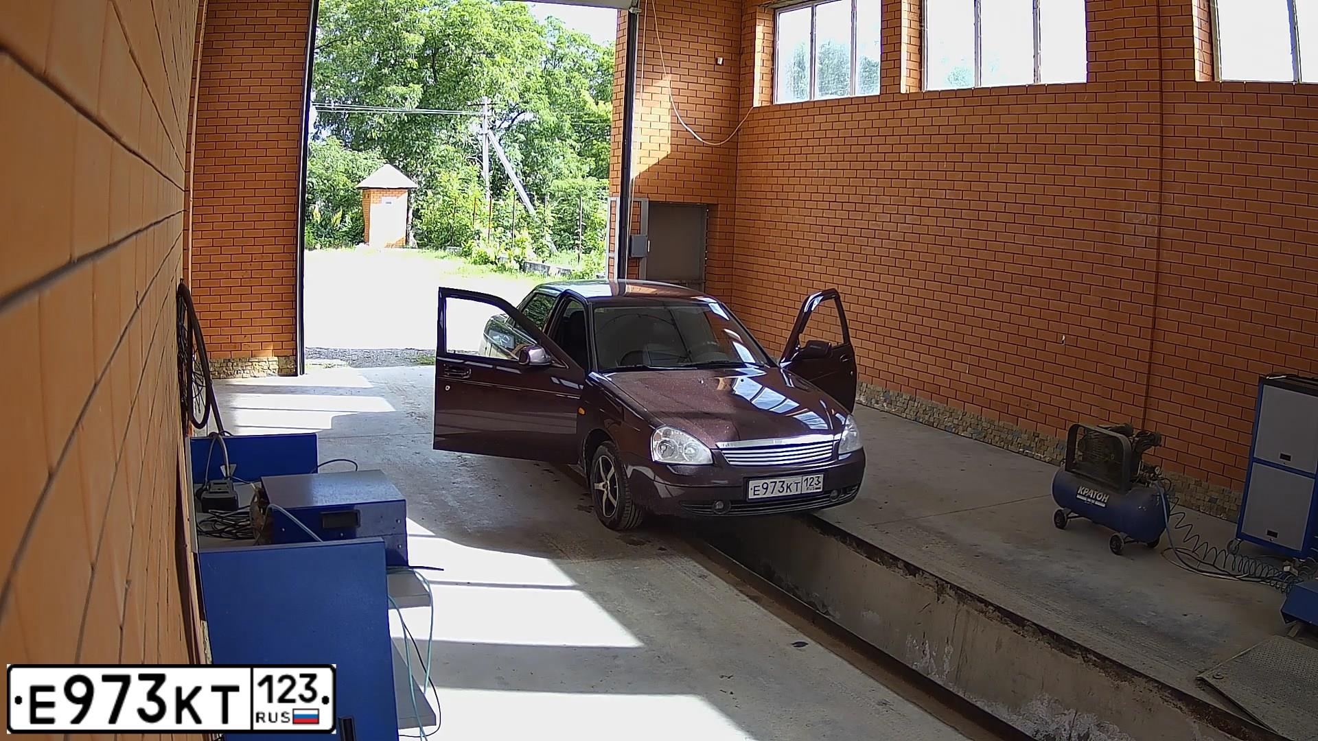 Фото автомобиля LADA 2170 PRIORA, 2011 — госномер Е973КТ123. Цвет: Белый
