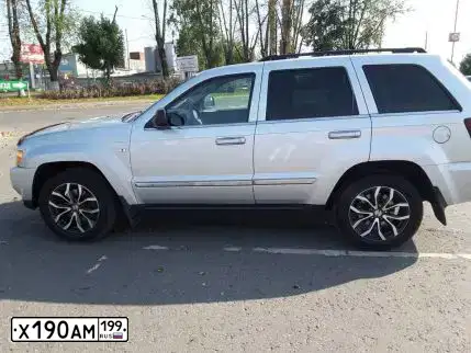 Фото автомобиля JEEP GRAND CHEROKEE, 2005 — госномер Х190АМ199. Цвет: СВЕТЛО-СЕРЫЙ