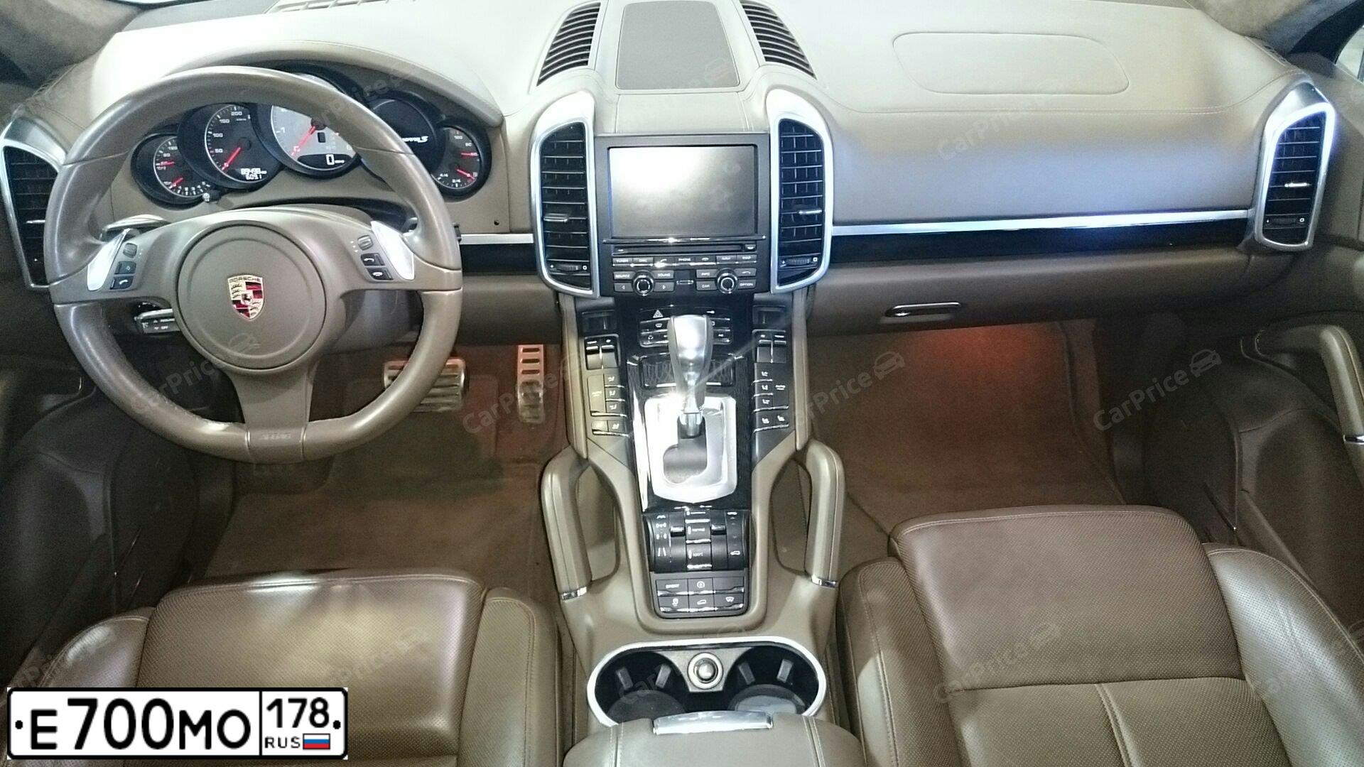 Фото автомобиля PORSCHE CAYENNE, 2010 — госномер К042ЕР550. Цвет: БЕЛЫЙ