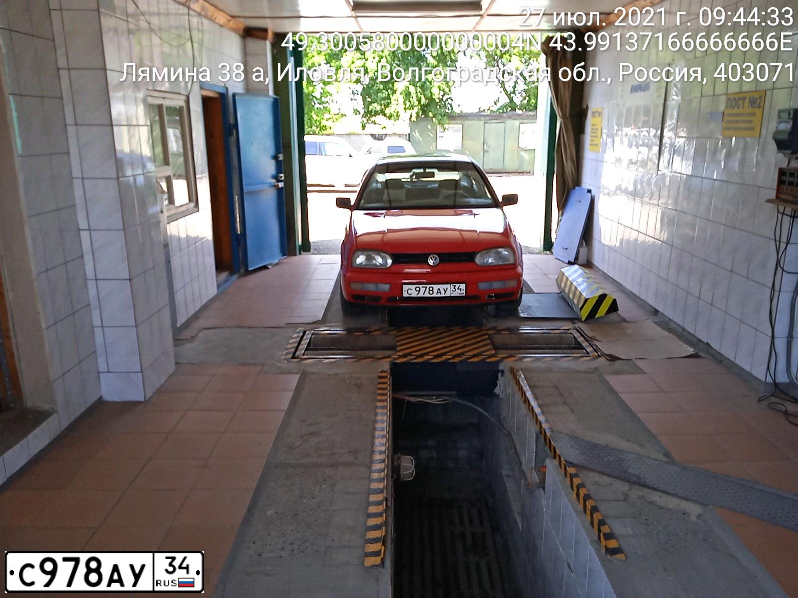 Фото автомобиля VOLKSWAGEN GOLF, 1992 — госномер К708УА790. Цвет: Красный