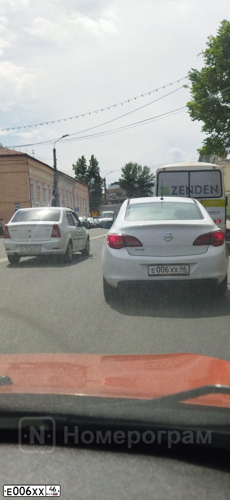 Фото автомобиля OPEL ASTRA, 2012 — госномер Е006ХХ46. Цвет: БЕЛЫЙ
