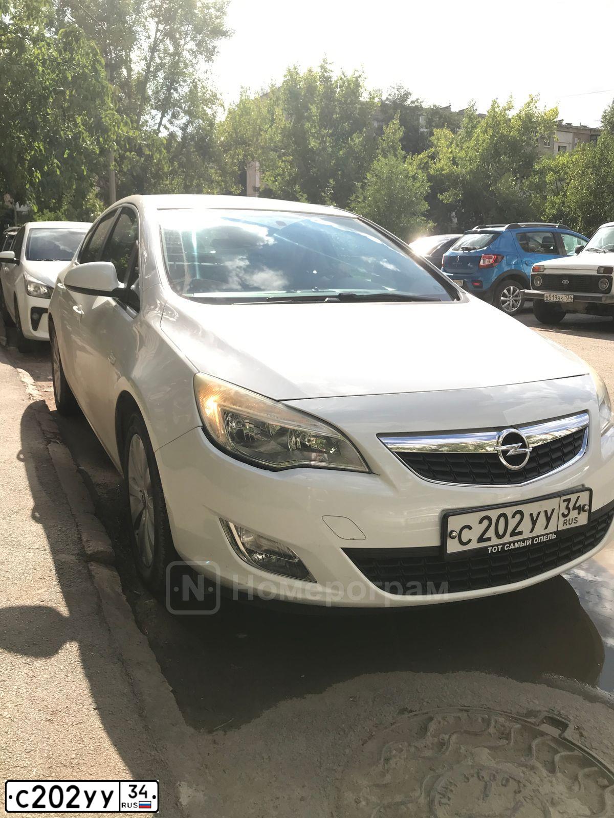 Фото автомобиля OPEL ASTRA, 2011 — госномер С202УУ34. Цвет: БЕЛЫЙ