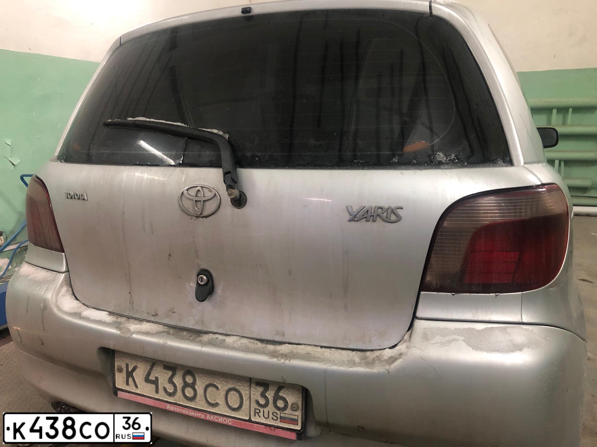 Фото автомобиля TOYOTA YARIS, 1999 — госномер О548ТВ46. Цвет: Белый
