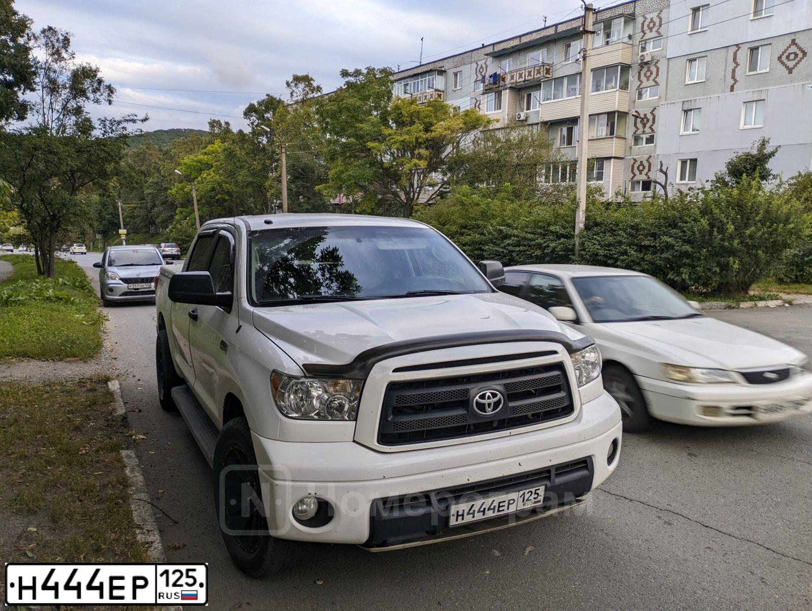 Фото автомобиля TOYOTA SEQUOIA, 2011 — госномер В131ВВ177. Цвет: Белый