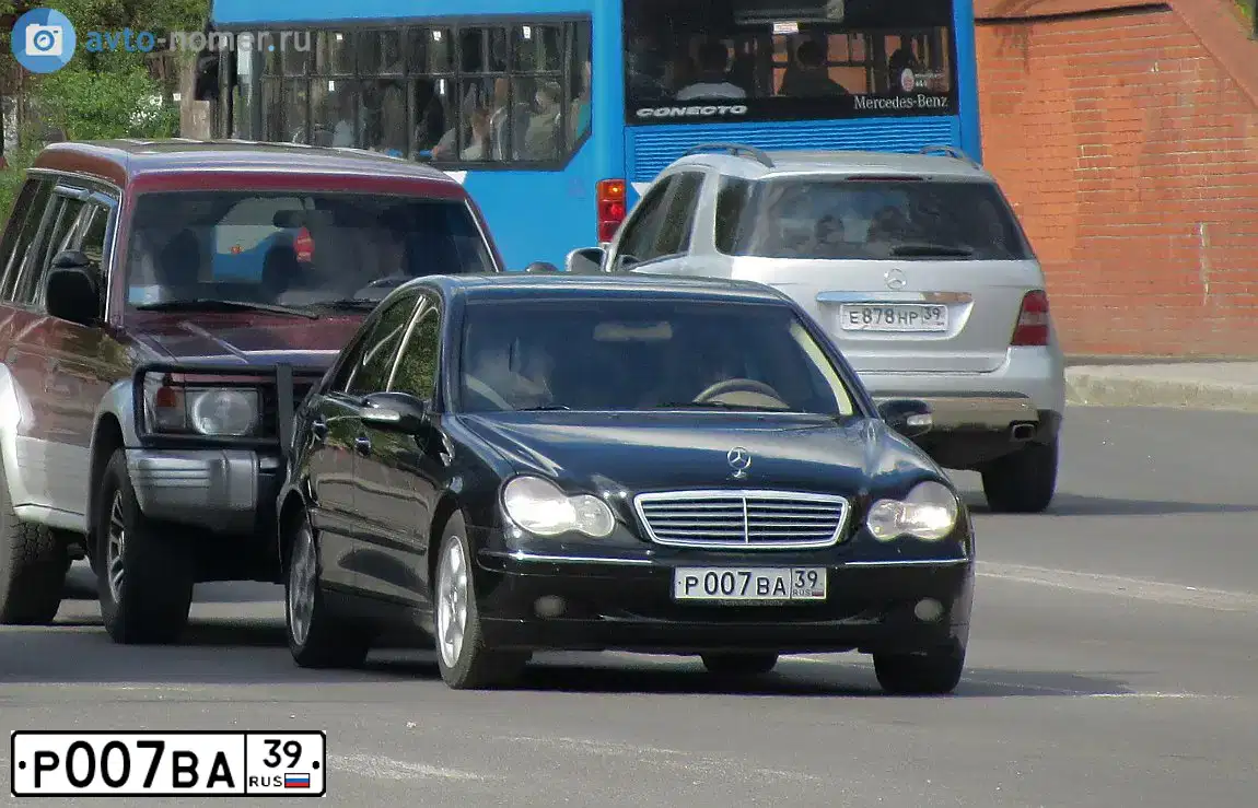 Фото автомобиля MERCEDES C-KLASSE, 2002 — госномер Р007ВА39. Цвет: ЧЕРНЫЙ