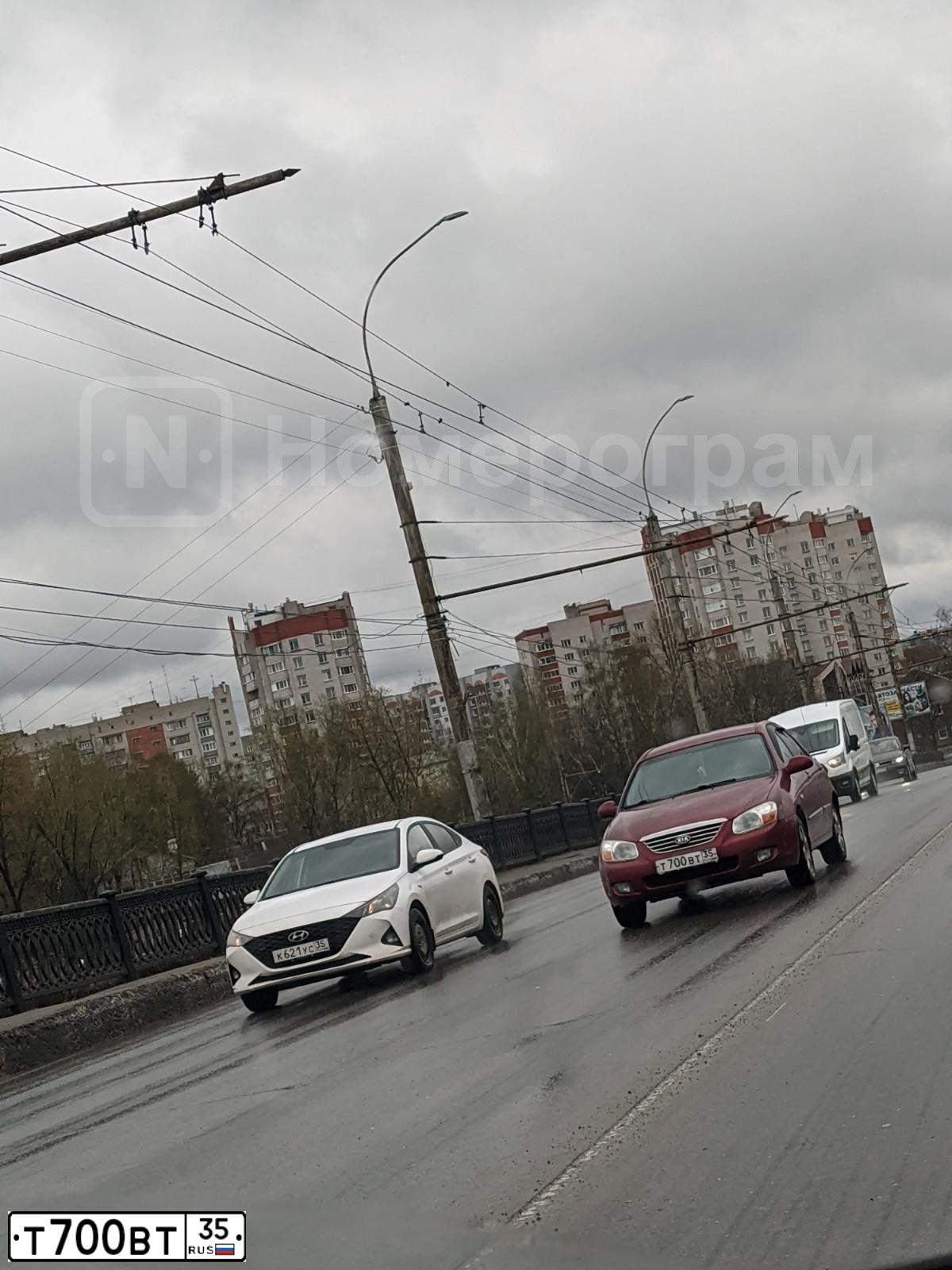 Фото автомобиля KIA CERATO, 2007 — госномер Т200УХ35. Цвет: СПЕЛАЯ ВИШНЯ