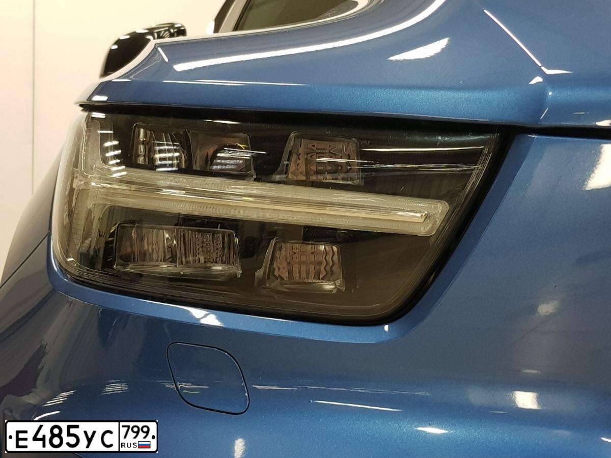 Фото автомобиля VOLVO XC40, 2021 — госномер Е373ВС977. Цвет: синий