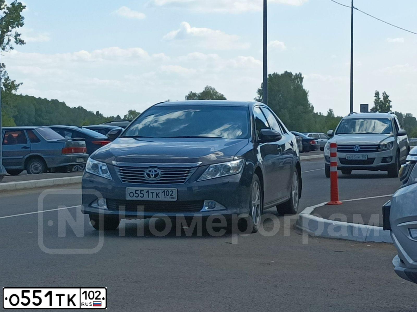 Фото автомобиля TOYOTA CAMRY, 2013 — госномер О551ТК102. Цвет: СЕРЫЙ МЕТАЛЛИК