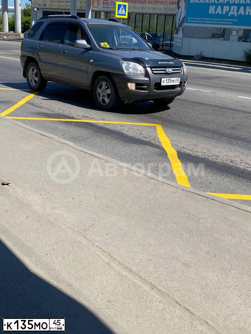 Фото автомобиля KIA SPORTAGE, 2006 — госномер К135МО45. Цвет: СЕРЫЙ