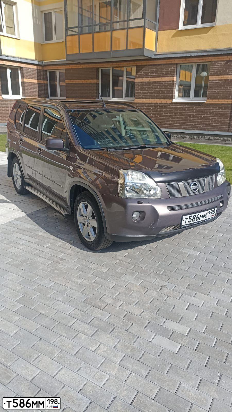 Фото автомобиля NISSAN X-TRAIL, 2010 — госномер Т586ММ198. Цвет: СЕРО-СИРЕНЕВЫЙ