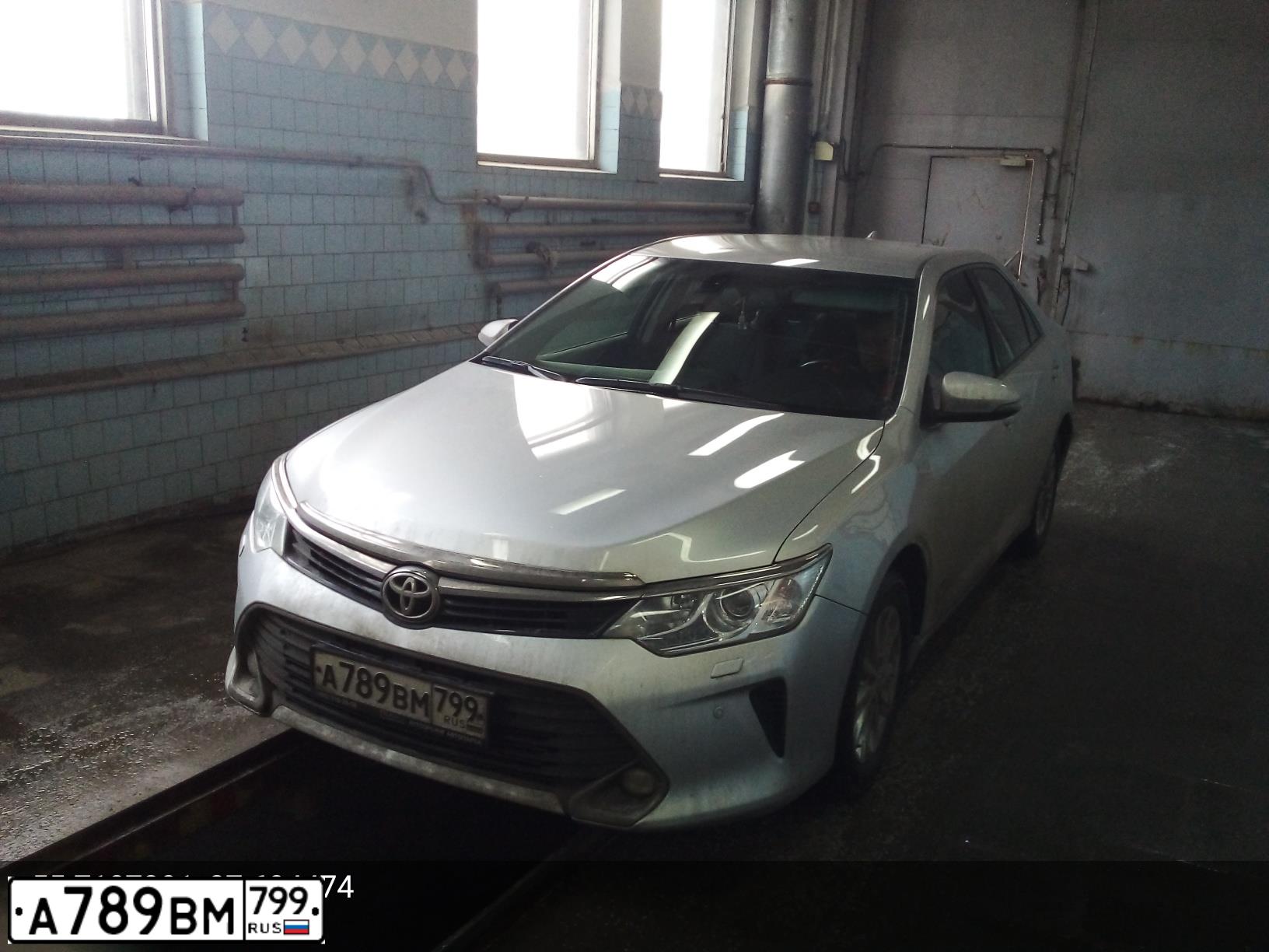 Фото автомобиля TOYOTA ТОЙОТА КАМРИ, 2017 — госномер М410ХР76. Цвет: СЕРЫЙ