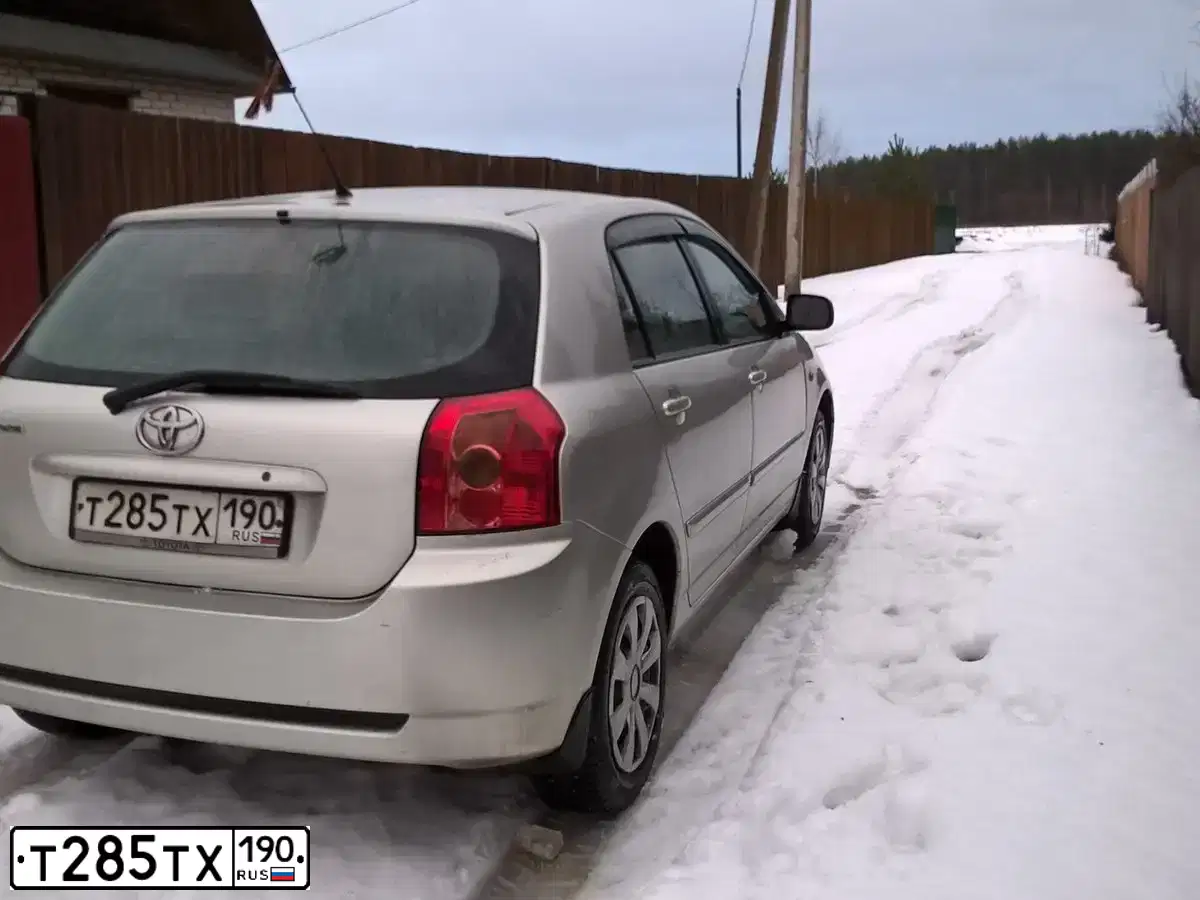 Фото автомобиля TOYOTA COROLLA, 2005 — госномер Т285ТХ190. Цвет: Серебристый