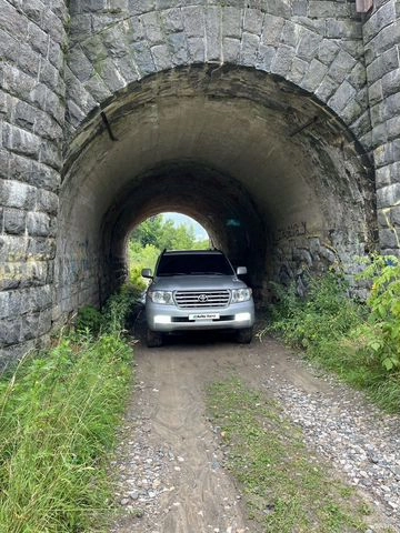 Фото автомобиля TOYOTA LANDCRUISER 200, 2007 — госномер А126УЕ790. Цвет: Серебристый