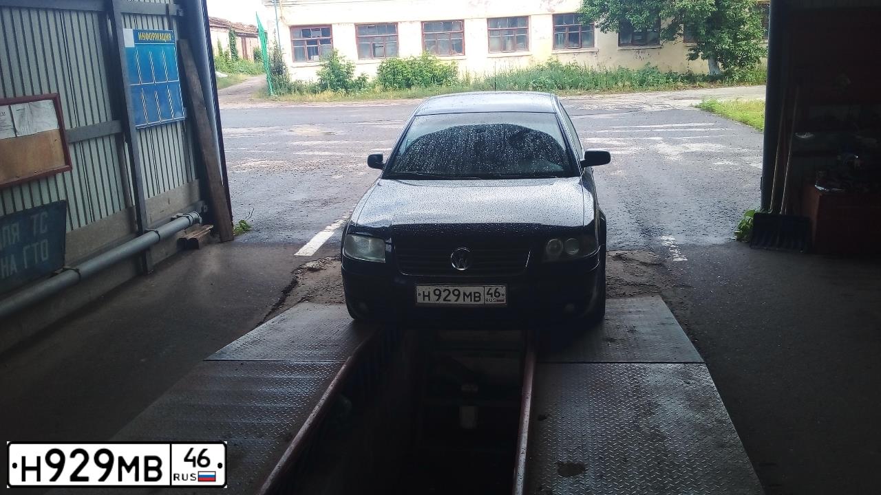 Фото автомобиля VOLKSWAGEN PASSAT, 2003 — госномер О166ТВ46. Цвет: синий