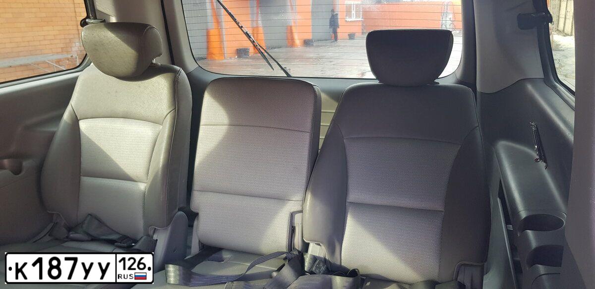 Фото автомобиля HYUNDAI GRAND STAREX, 2008 — госномер К646НУ197. Цвет: СЕРЫЙ