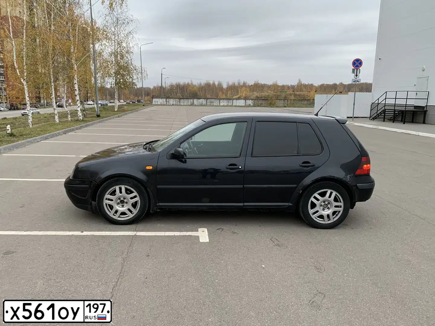 Фото автомобиля VOLKSWAGEN GOLF, 2000 — госномер Х561ОУ197. Цвет: ЧЕРНЫЙ