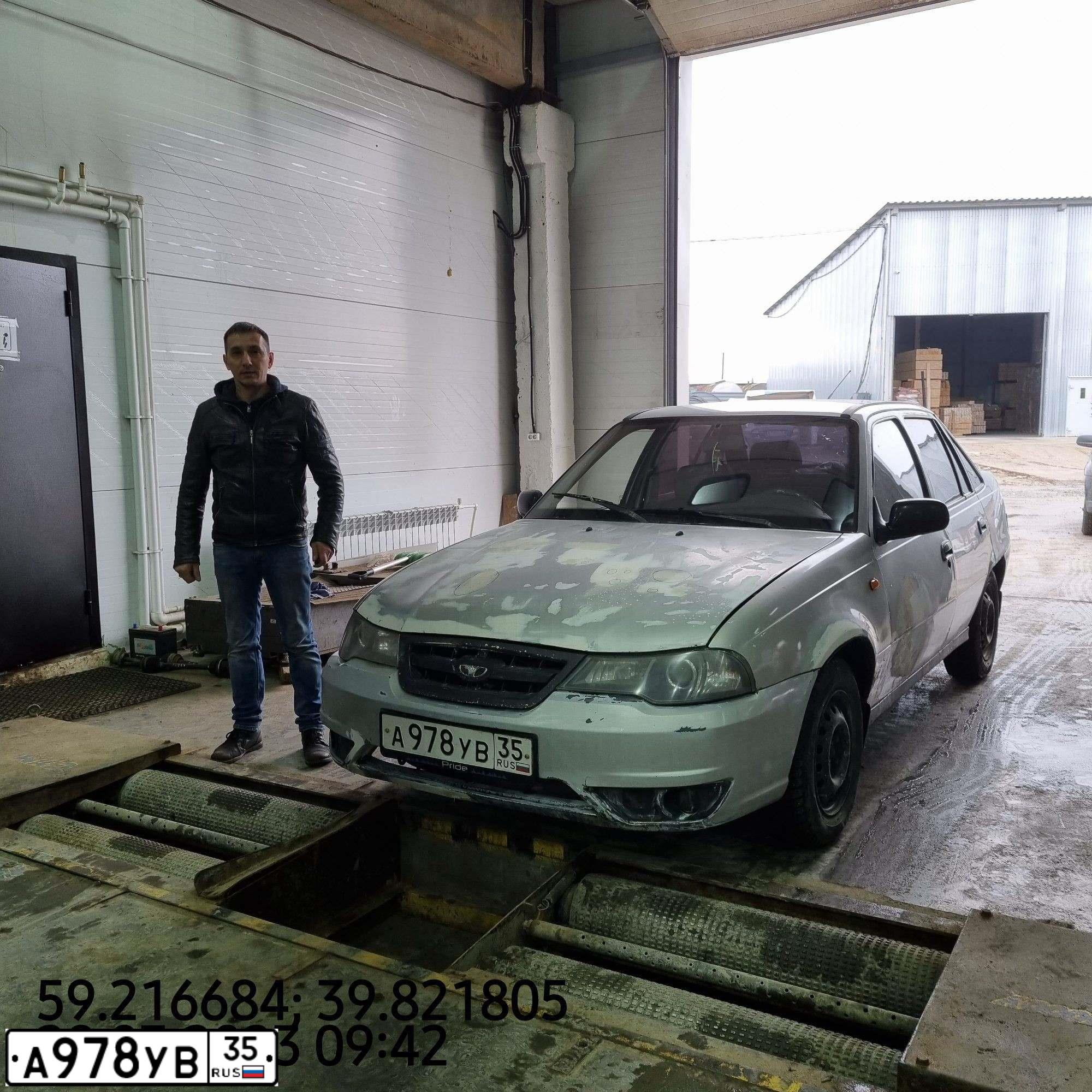 Фото автомобиля DAEWOO NEXIA, 2010 — госномер А978УВ35. Цвет: Серебристый
