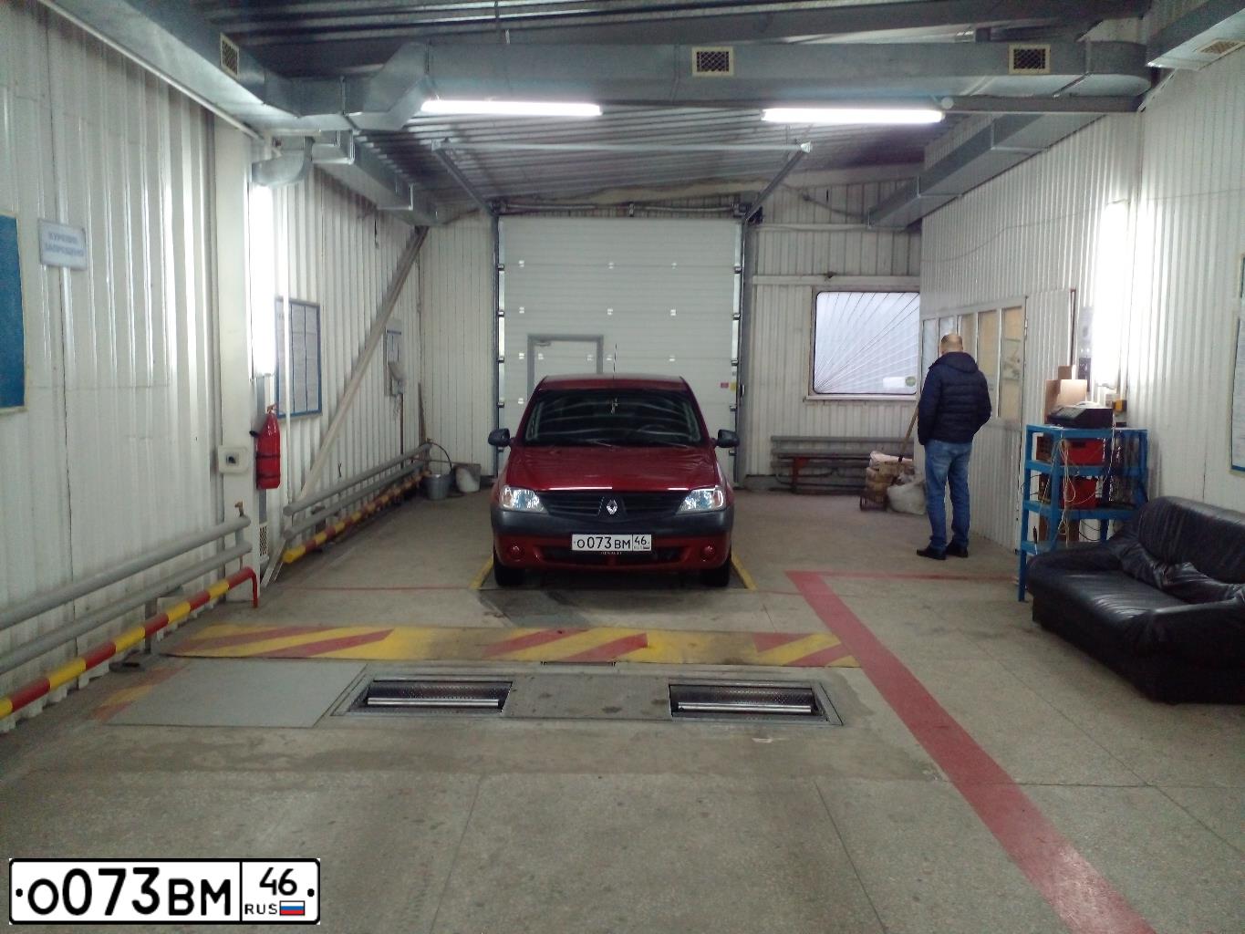 Фото автомобиля RENAULT LOGAN, 2009 — госномер О073ВМ46. Цвет: Красный