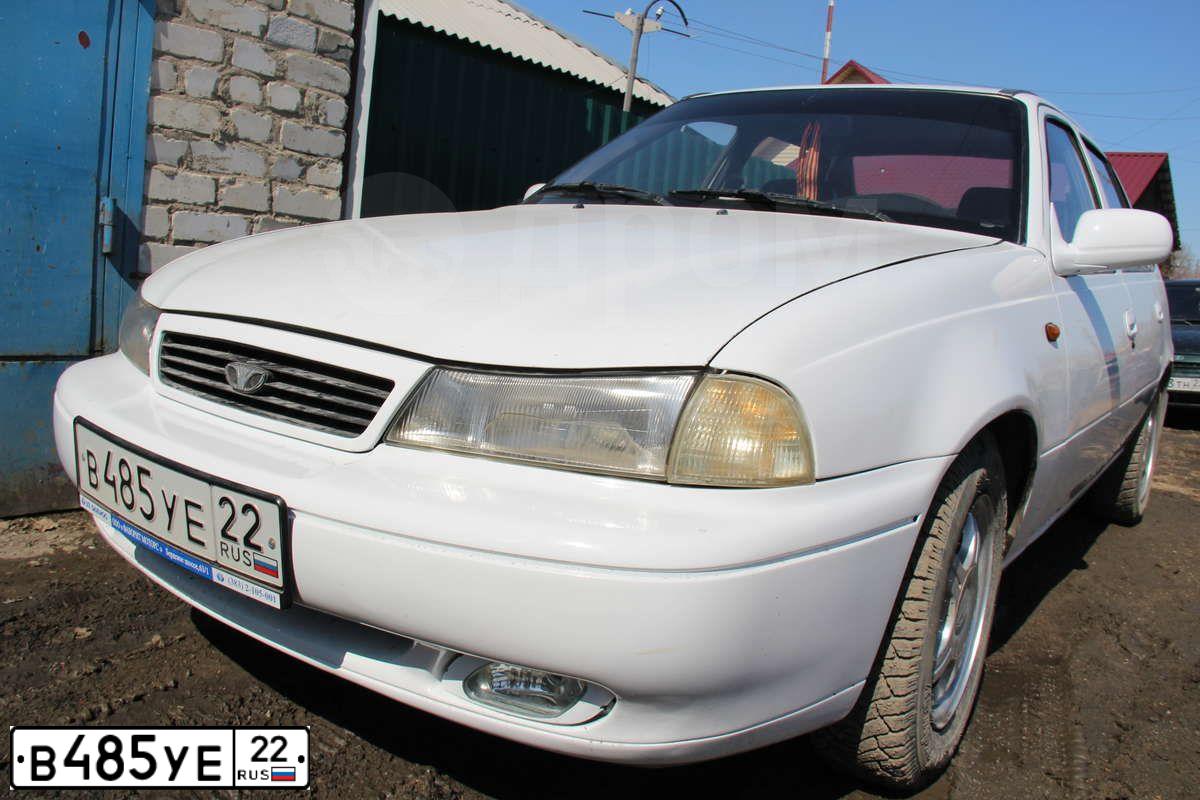 Фото автомобиля DAEWOO NEXIA, 2012 — госномер Е220ЕА122. Цвет: БЕЛО-ДЫМЧАТЫЙ