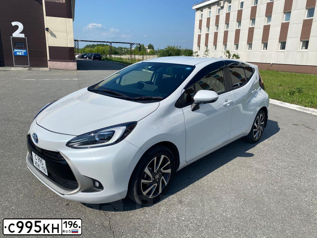 Фото автомобиля TOYOTA AQUA HYBRID TOYOTA AQUA HYBRID, 2021 — госномер С995КН196. Цвет: Белый