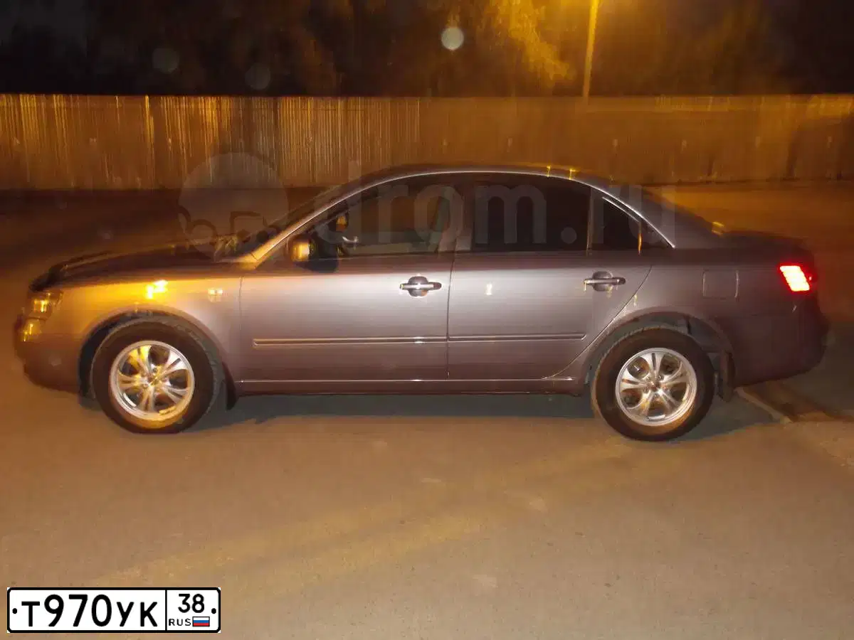 Фото автомобиля HYUNDAI SONATA, 2006 — госномер К032НК124. Цвет: СЕРЫЙ