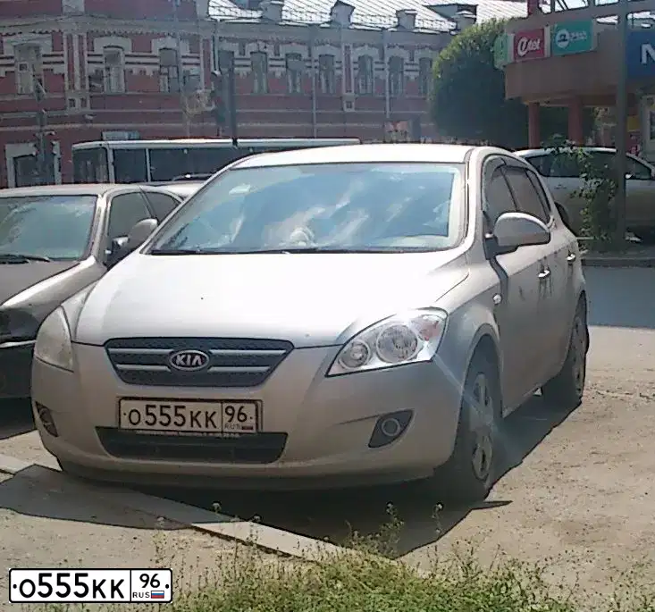 Фото автомобиля KIA CEE'D, 2009 — госномер О555КК96. Цвет: СВ.СЕРЫЙ