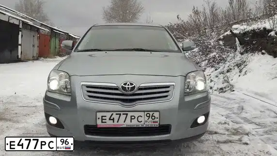 Фото автомобиля TOYOTA AVENSIS, 2008 — госномер Е477РС96. Цвет: Серебристый