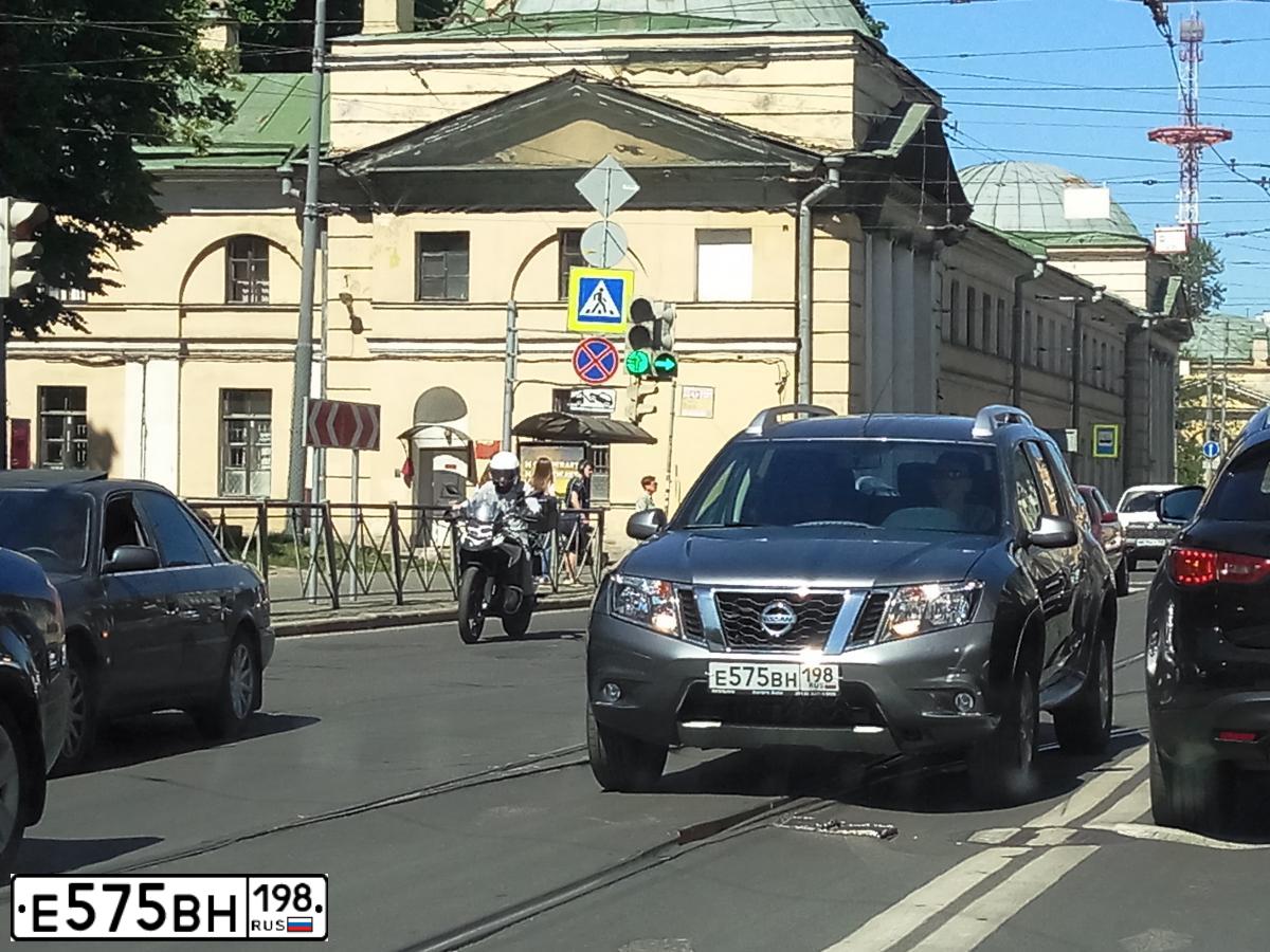 Фото автомобиля NISSAN TERRANO, 2019 — госномер Е242ОА790. Цвет: Серый