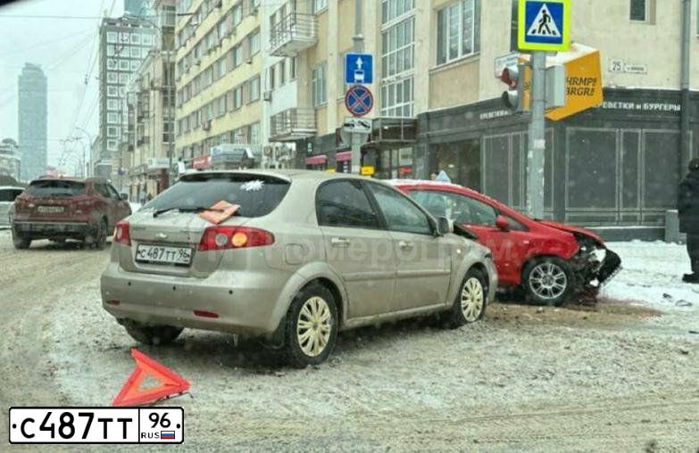 Фото автомобиля CHEVROLET LACETTI, 2011 — госномер С487ТТ96. Цвет: БЕЖЕВЫЙ