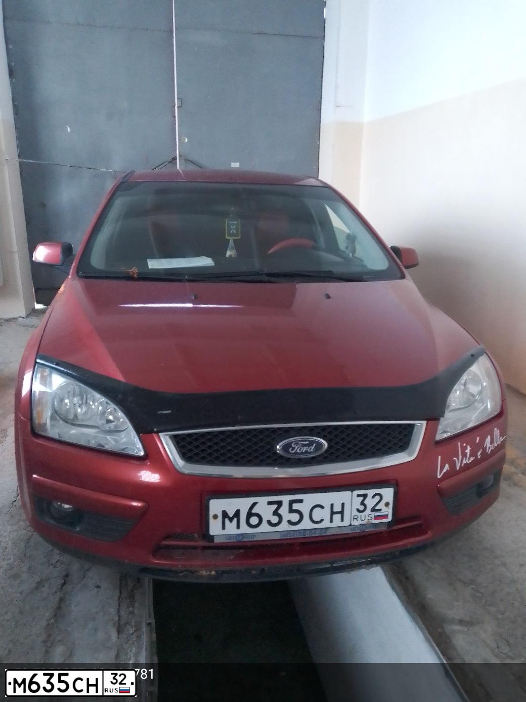Фото автомобиля FORD FOCUS, 2007 — госномер М635СН32. Цвет: Красно-оранжевый