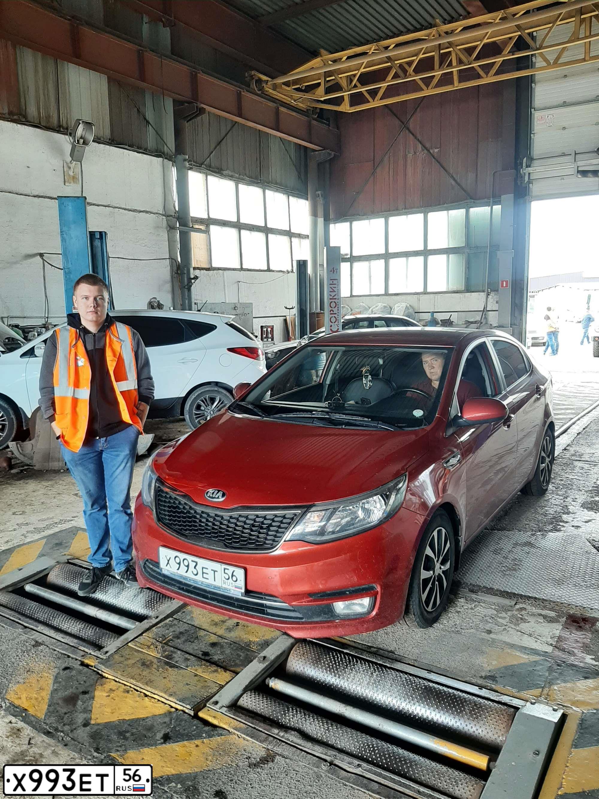 Фото автомобиля KIA RIO, 2017 — госномер Х993ЕТ56. Цвет: КРАСНЫЙ