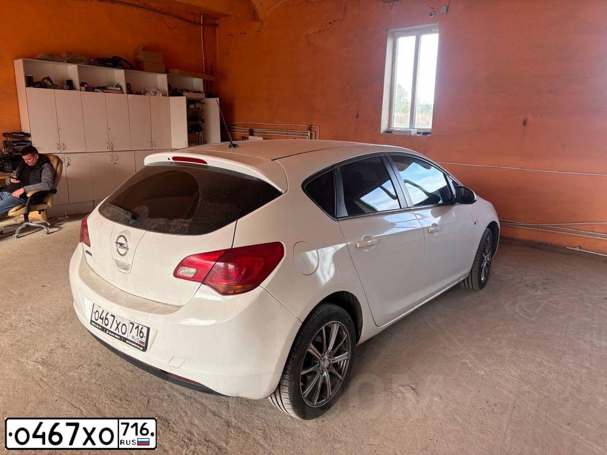 Фото автомобиля OPEL ASTRA, 2012 — госномер О467ХО716. Цвет: Белый