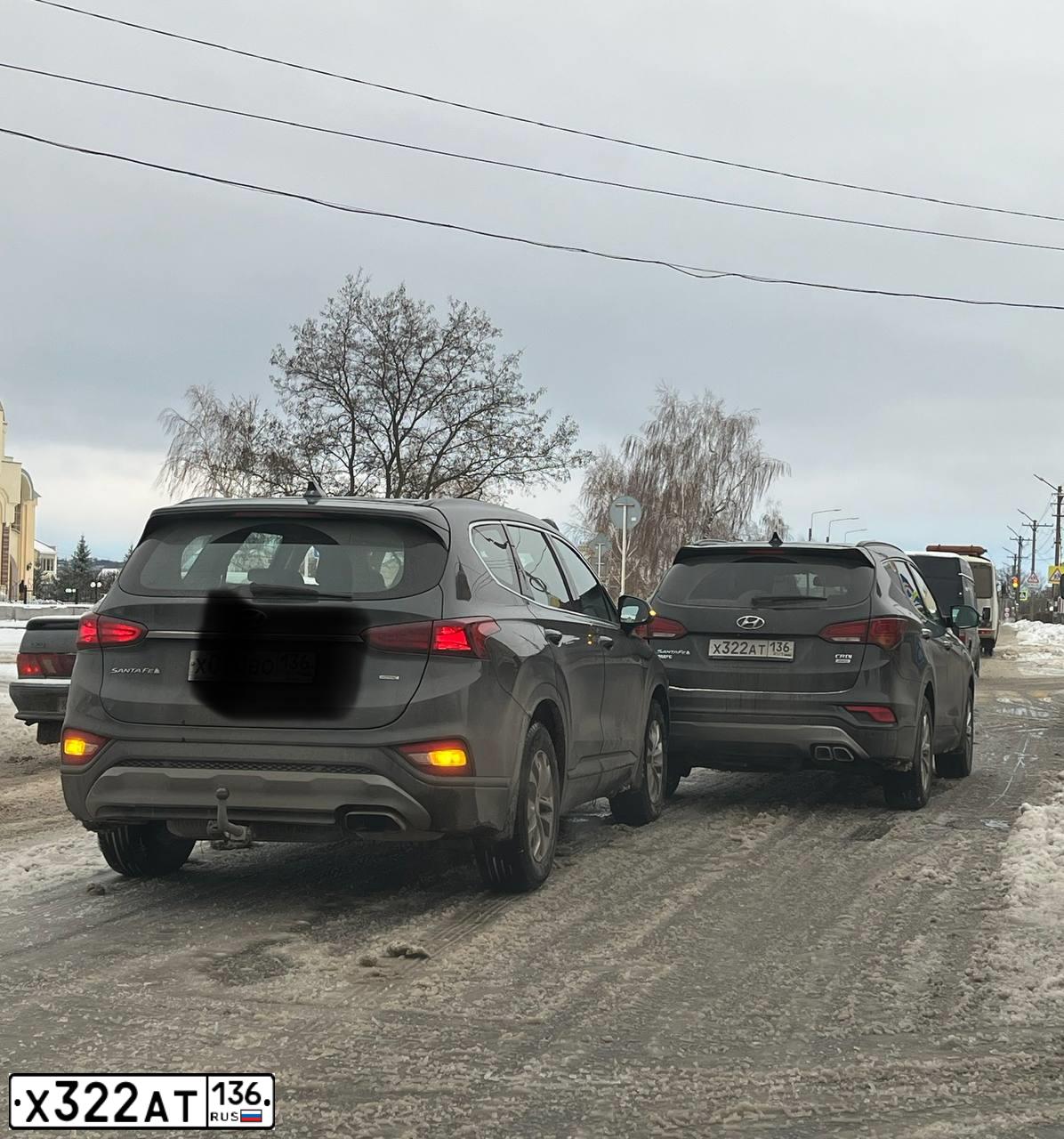 Фото автомобиля HYUNDAI SANTA FE, 2017 — госномер Х322АТ136. Цвет: ЧЕРНЫЙ