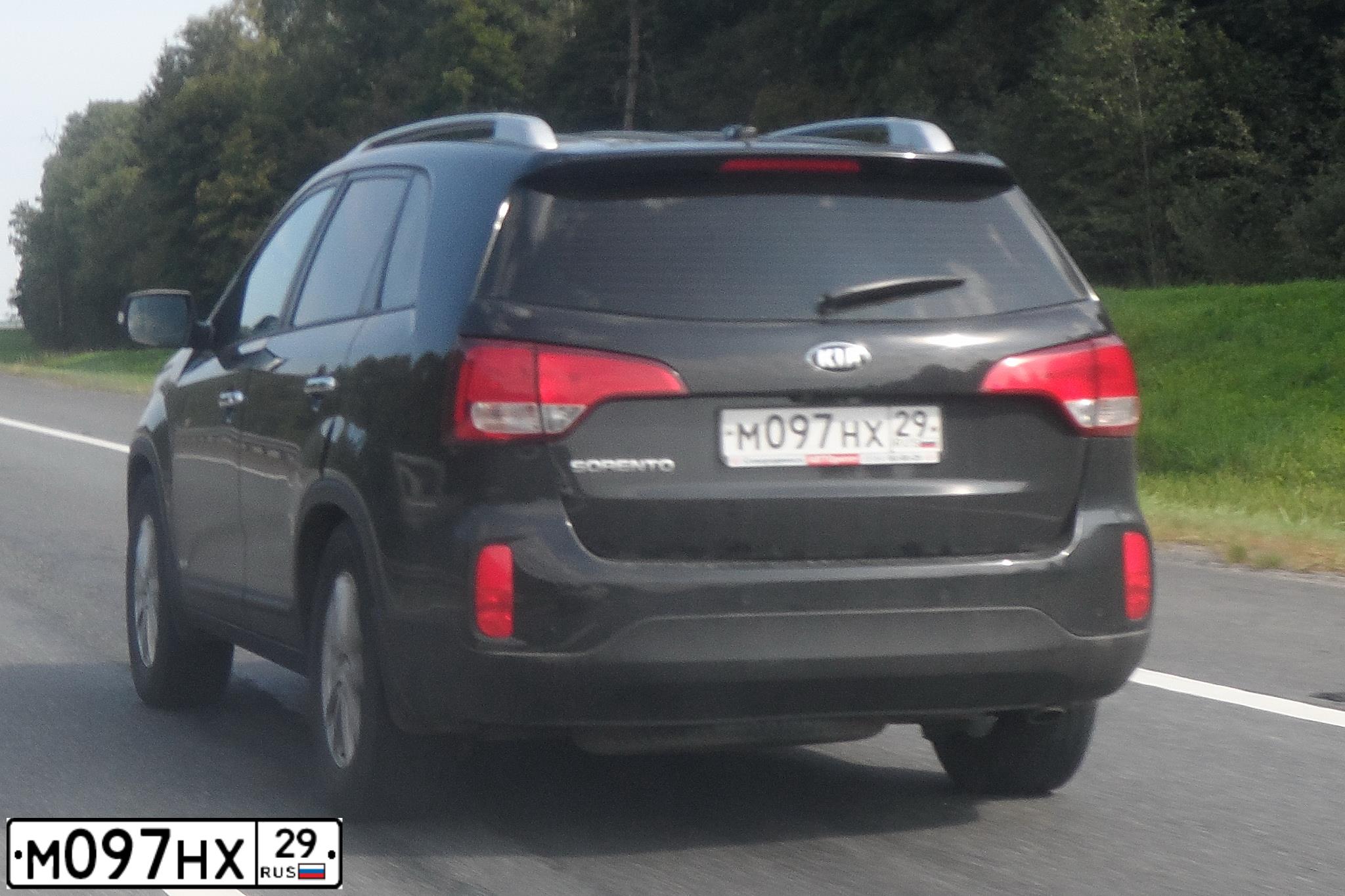 Фото автомобиля KIA SORENTO, 2017 — госномер М097НХ29. Цвет: ЧЕРНЫЙ