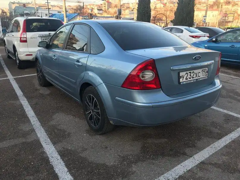 Фото автомобиля FORD FOCUS, 2005 — госномер У232ХС190. Цвет: СВЕТЛО-СЕРО-ГОЛУБОЙ