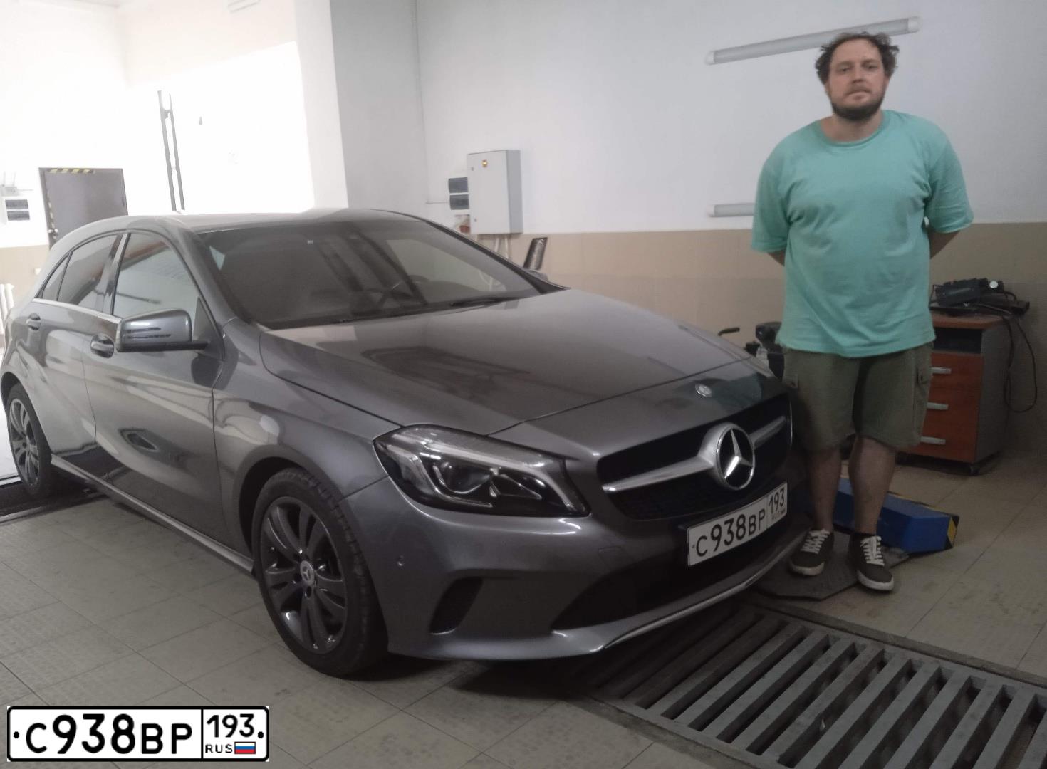 Фото автомобиля MERCEDES-BENZ A180, 2015 — госномер В327ВЕ01. Цвет: Серый