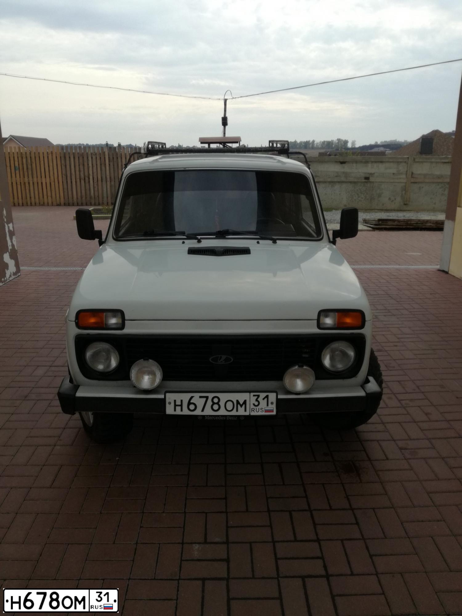 Фото автомобиля LADA 2121 NIVA, 2002 — госномер Н678ОМ31. Цвет: ЯРКО-БЕЛЫЙ
