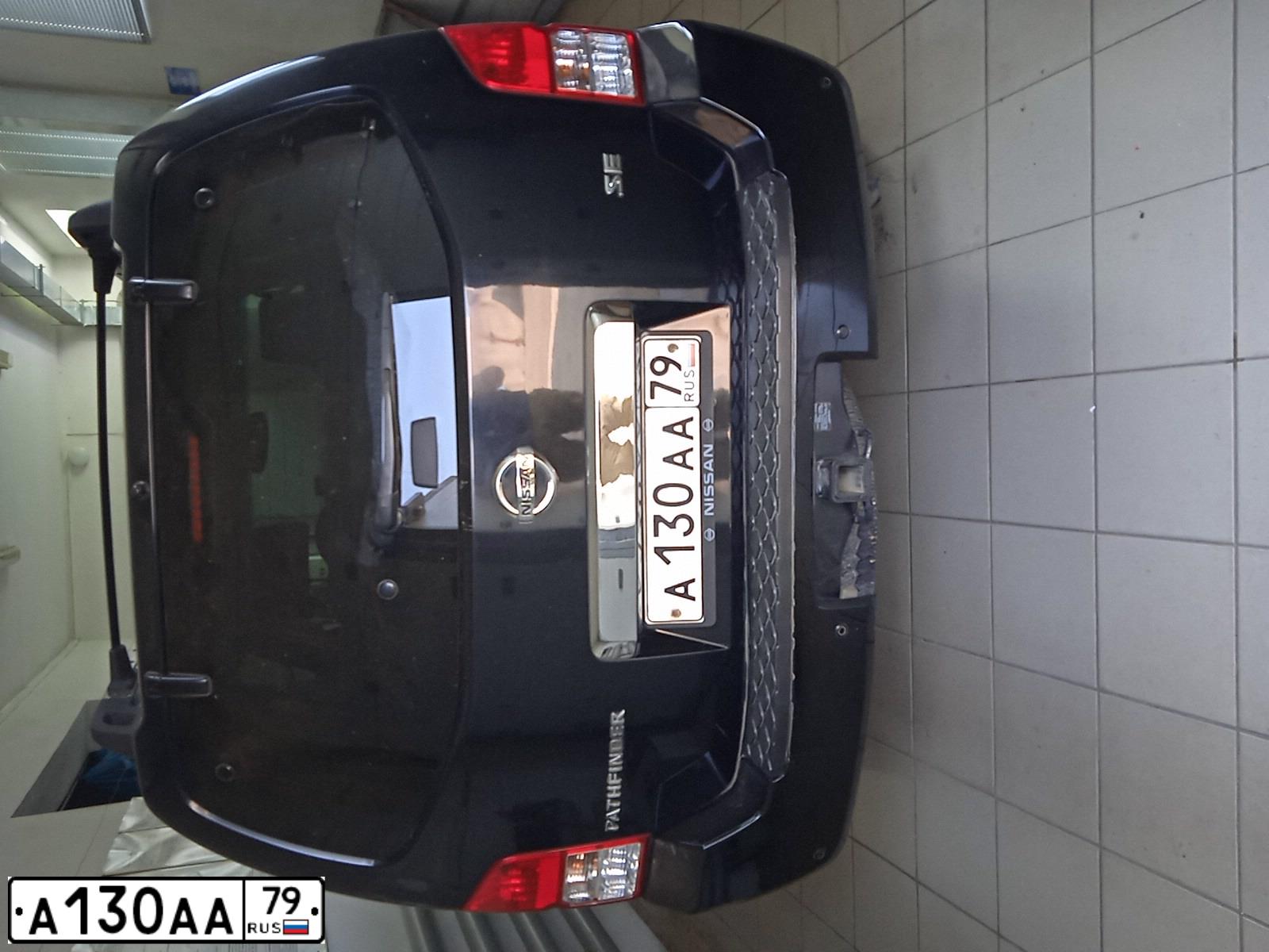 Фото автомобиля NISSAN PATHFINDER, 2005 — госномер А130АА79. Цвет: ЧЕРНЫЙ