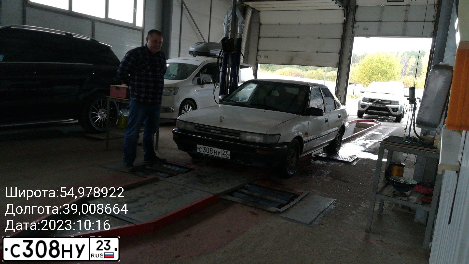 Фото автомобиля TOYOTA COROLLA, 1988 — госномер С308НУ23. Цвет: Белый