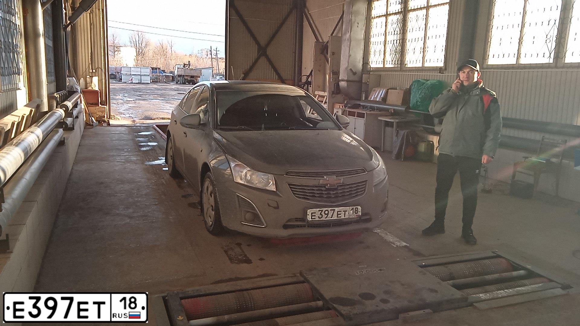 Фото автомобиля CHEVROLET CRUZE, 2012 — госномер Е397ЕТ18. Цвет: СЕРЫЙ МЕТАЛЛИК