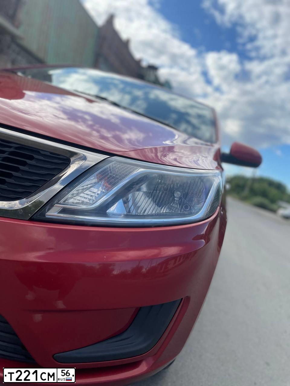 Фото автомобиля KIA RIO, 2012 — госномер Е072АО156. Цвет: КРАСНЫЙ