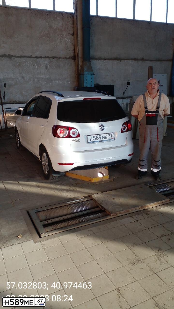 Фото автомобиля VOLKSWAGEN GOLF, 2011 — госномер Н589МЕ37. Цвет: Белый