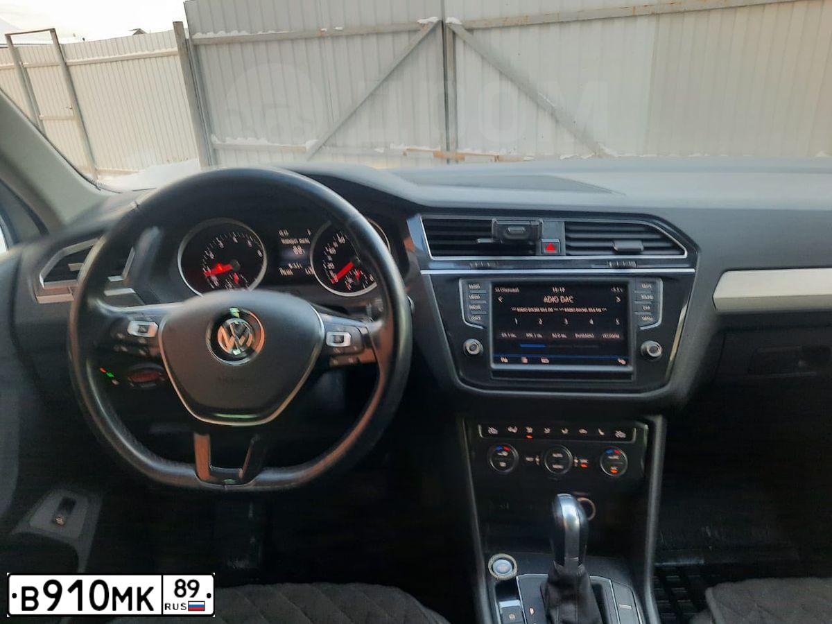 Фото автомобиля VOLKSWAGEN TIGUAN, 2017 — госномер В910МК89. Цвет: БЕЛЫЙ