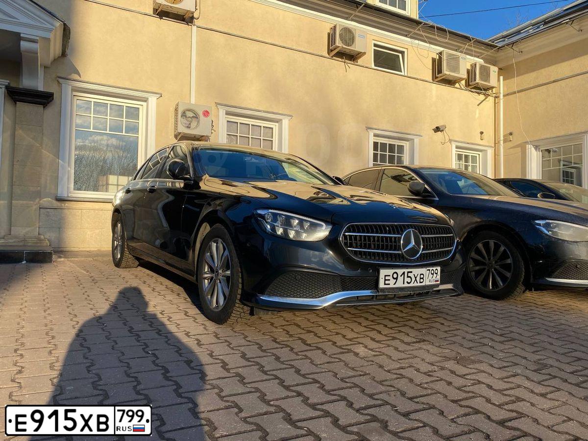 Фото автомобиля MERCEDES E-KLASSE, 2020 — госномер Е915ХВ799. Цвет: ЧЕРНЫЙ