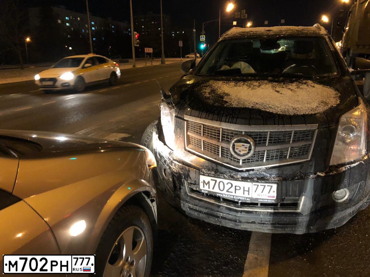 Фото автомобиля CADILLAC SRX, 2011 — госномер А496ХР799. Цвет: ЧЕРНЫЙ