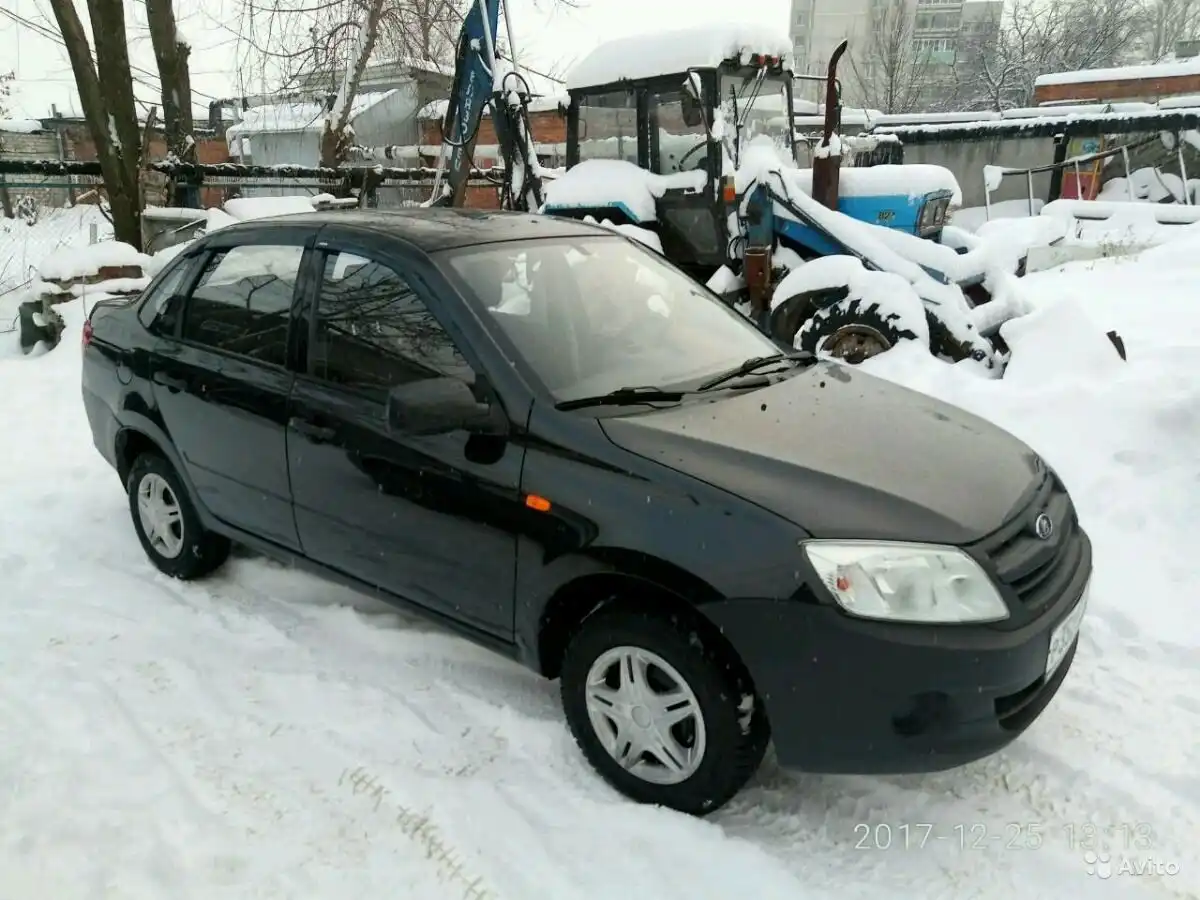 Фото автомобиля LADA 2190 GRANTA, 2012 — госномер Р352УУ116. Цвет: СЕРО-ЧЕРНЫЙ