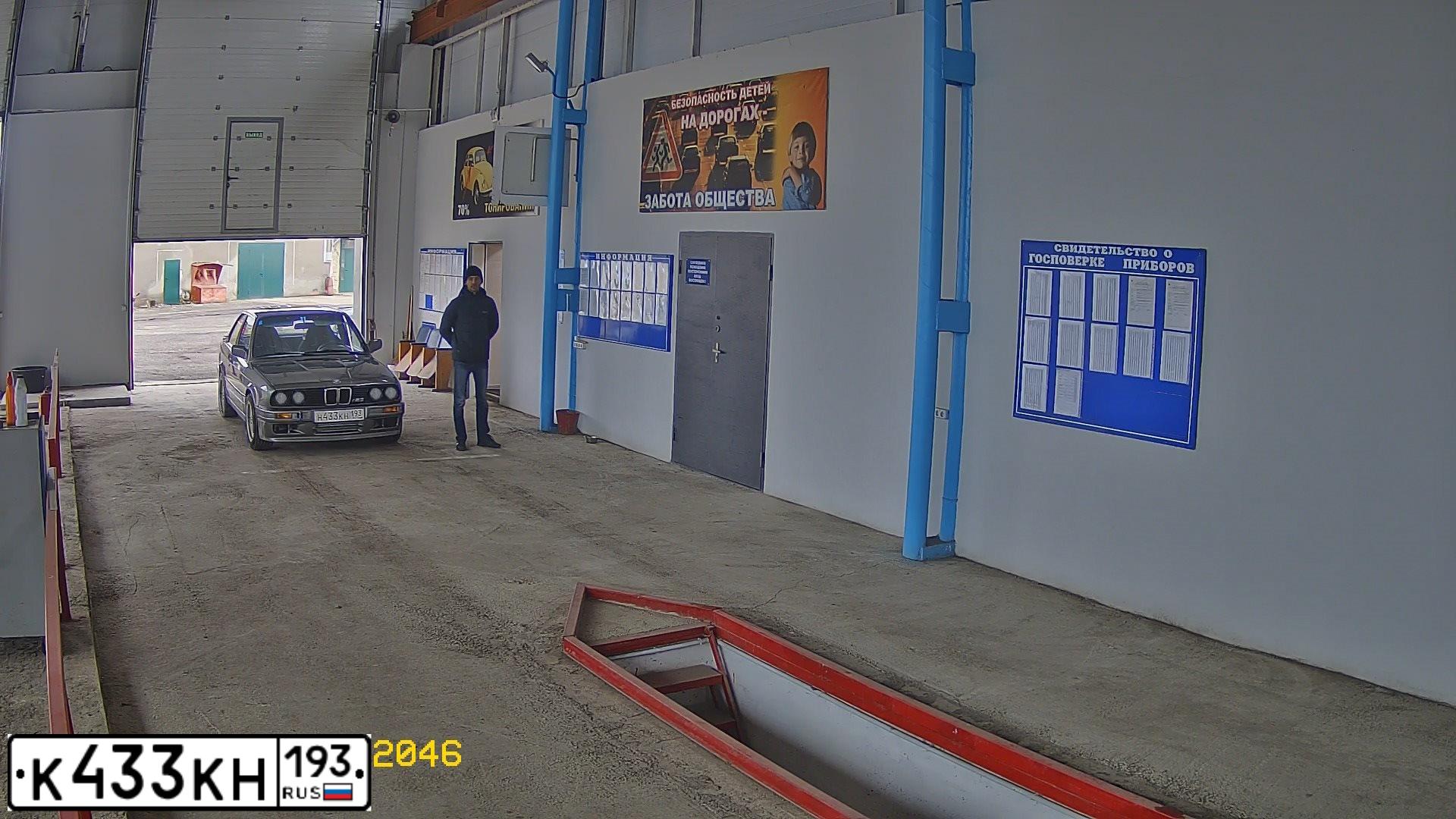 Фото автомобиля MERCEDES E-KLASSE, 1999 — госномер К433КН193. Цвет: Серебристый