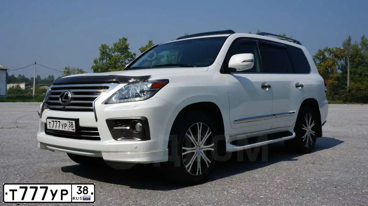 Фото автомобиля LEXUS LX, 2013 — госномер Т777УР38. Цвет: БЕЛЫЙ