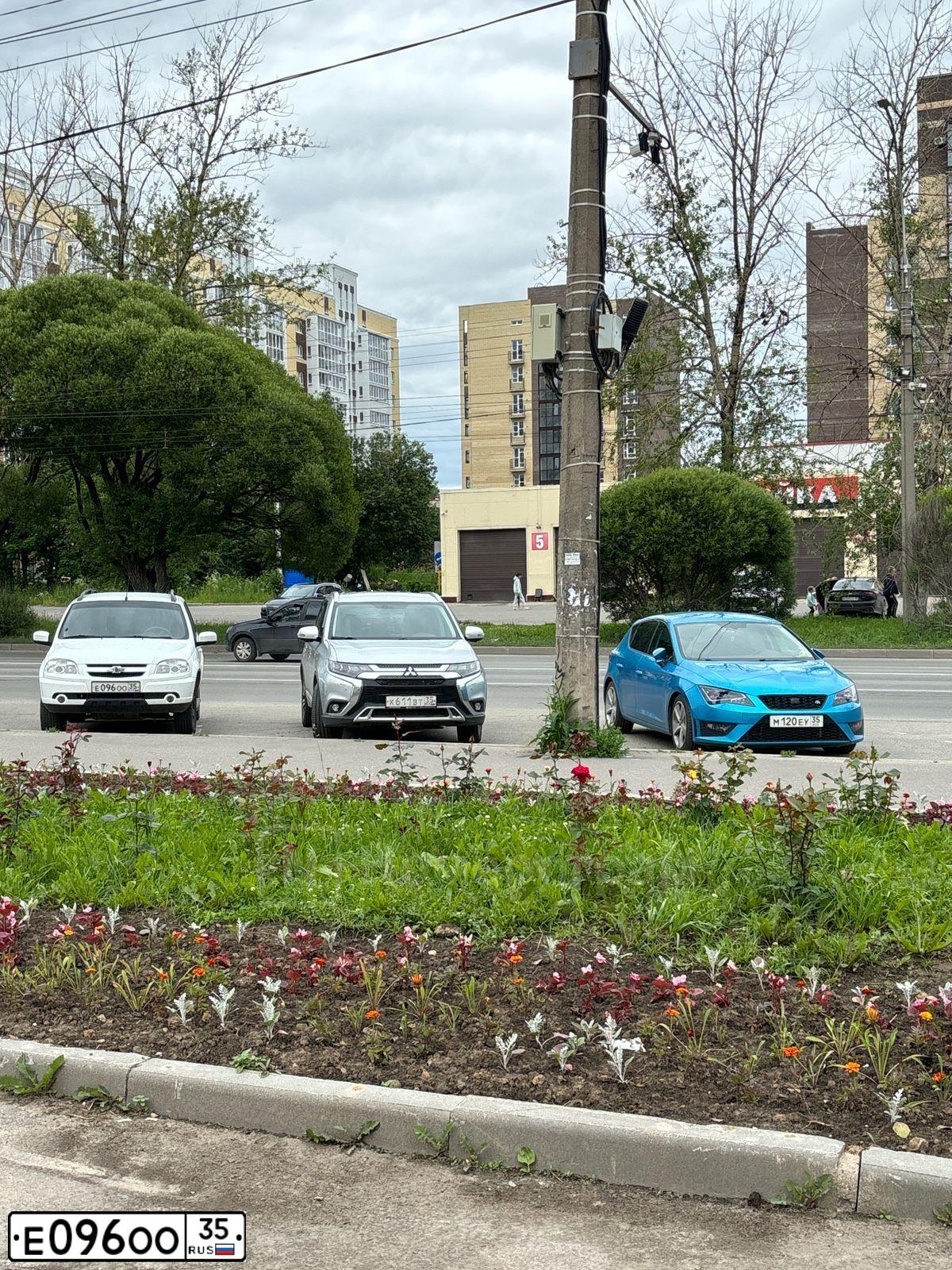 Фото автомобиля CHEVROLET NIVA, 2014 — госномер Е096ОО35. Цвет: ЯРКО-БЕЛЫЙ