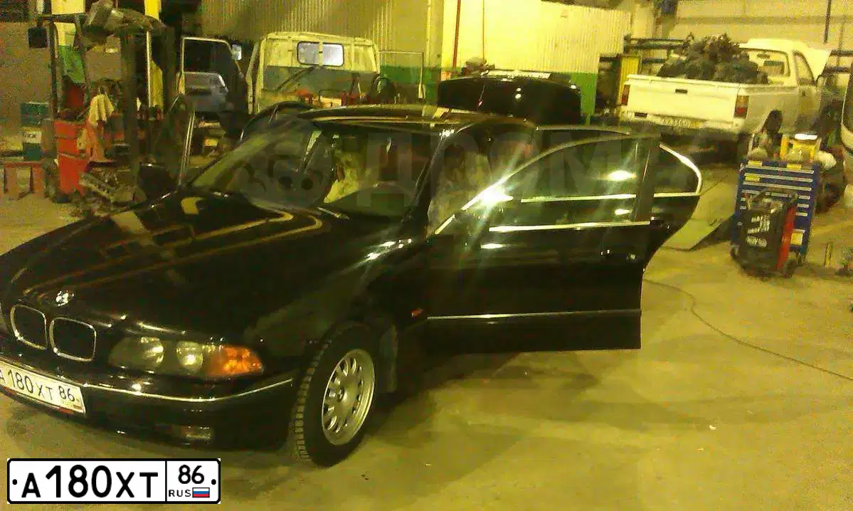 Фото автомобиля BMW SERIE 5, 1998 — госномер У638АР55. Цвет: ЧЕРНЫЙ